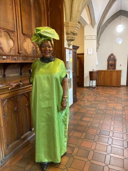 Odiri vêtue comme une reine